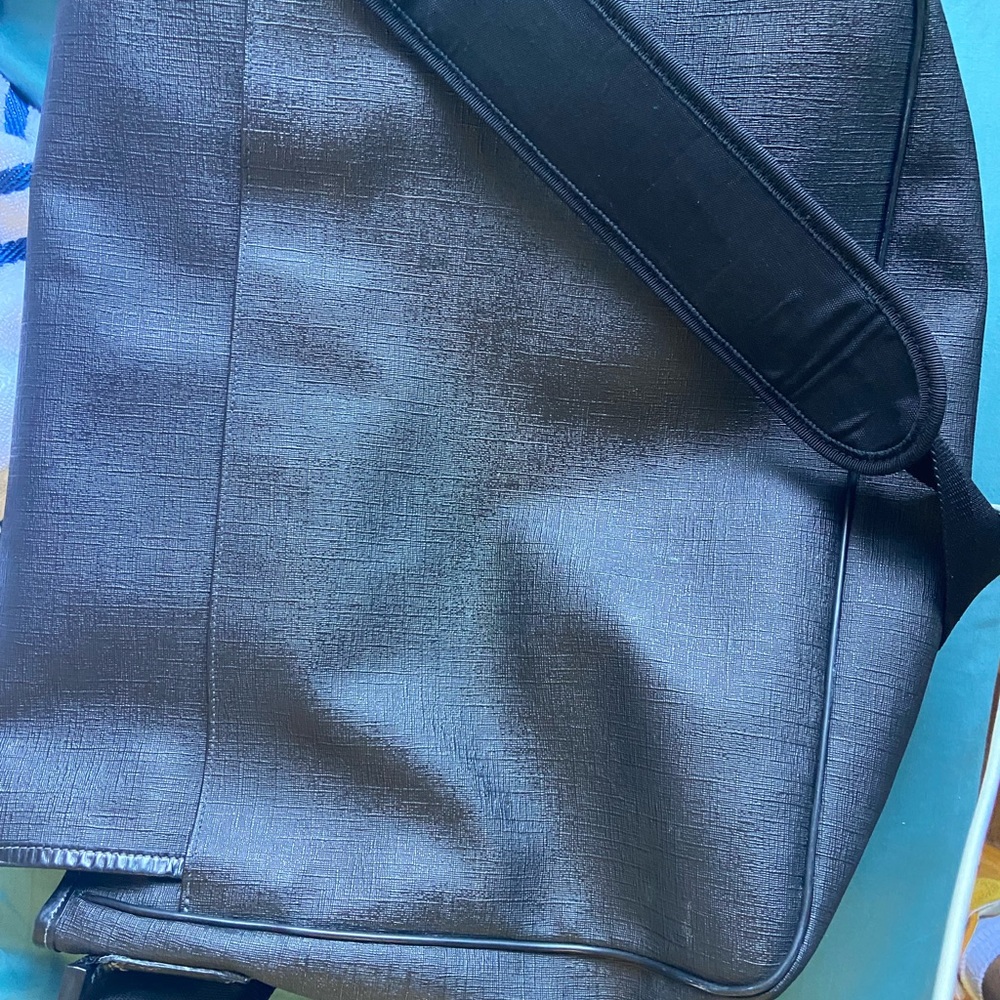 Men’s GUCCi laptop bag - Picture 8 of 9
